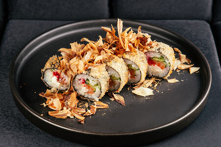 Жаренный ролл с лососем и стружкой тунца