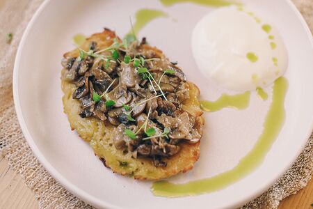 Драник с грибами и сметаной