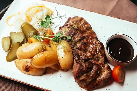 Стейк из cвинoй шеи на гриле с пикантной капустой