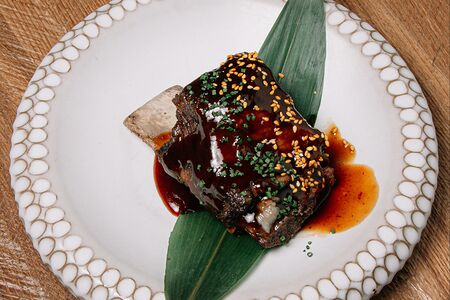 Томлёное говяжье ребро со сливово-устричным соусом