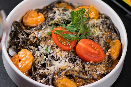 Черные спагетти с морепродуктами