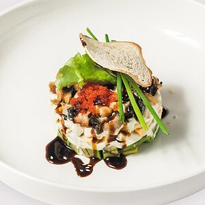 Салат с угрем и авокадо