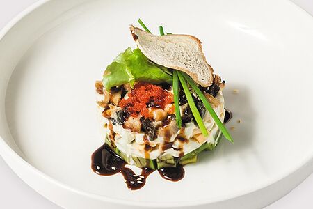 Салат с угрем и авокадо