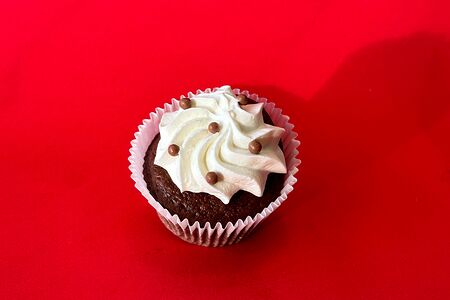 Шоколадный капкейк с малиной