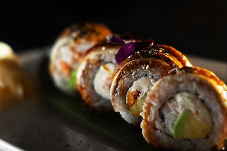 Ролл с тигровой креветкой и угрем в трюфельном мёде