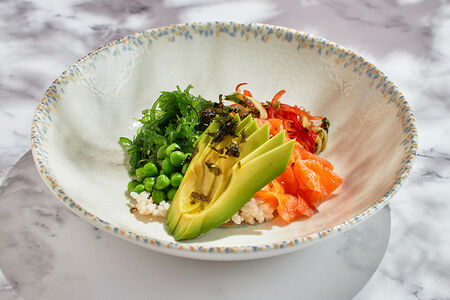 Поке с лососем, хрустящими овощами и рисом