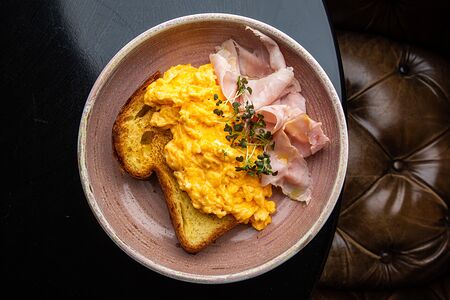 Скрэмбл на бриоши с тамбовским окороком