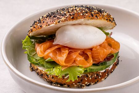 Бейгл с лососем