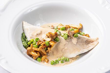 Филе дорадо со шпинатом, зеленым горошком и соусом пулет