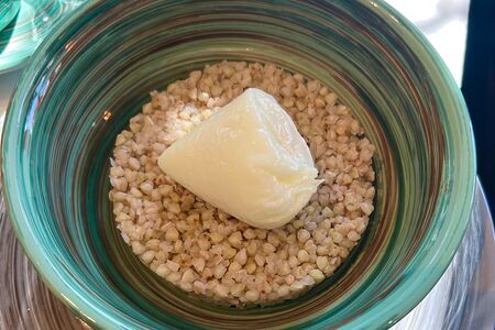 Полба с яйцом пашот и пармезаном