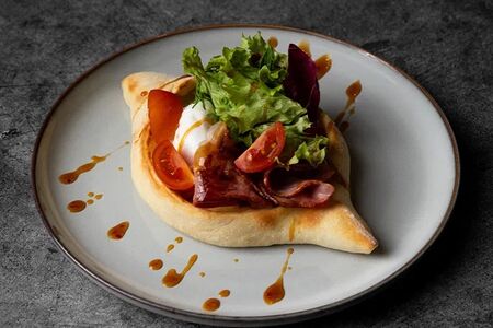 Хачапури с беконом и яйцом пашот