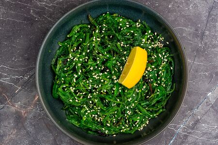 Чука с кунжутным соусом