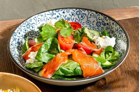 Салат с лососем и мягким сыром