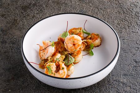 Жареные креветки с чесноком и зеленью