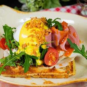 Картофельные вафли с яйцом пашот, ветчиной и трюфельным соусом