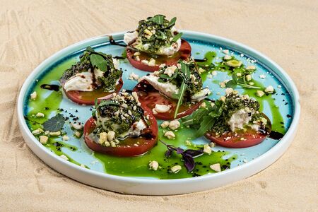 Капрезе с моцареллой Bufala под соусом Песто