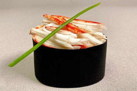 Гункан с крабом