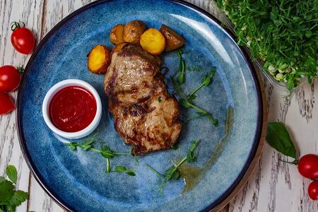 Стейк из свинины с картофелем