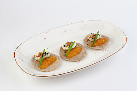 Щучья икра со сливочным кремом на ржаной лепешке