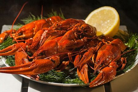 Деликатесные вареные раки в соусе песто