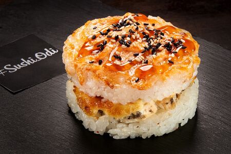 Горячий сушибургер с лососем