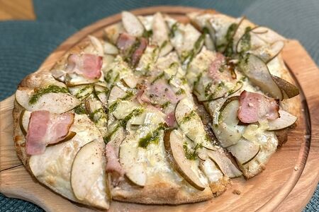 Римская пицца с грушей, беконом, сыром камамбер