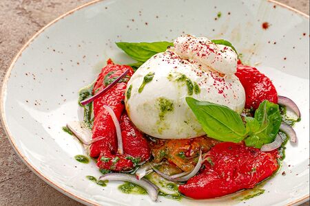 Буррата с печеным перцем и помидорами