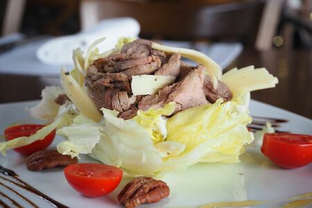 Салат с запеченной говяжьей вырезкой