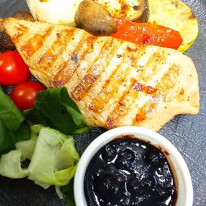 Филе индейки гриль с соусом и гарниром