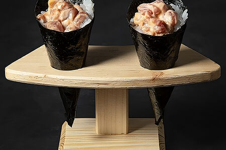 Ручной ролл с острым тунцом