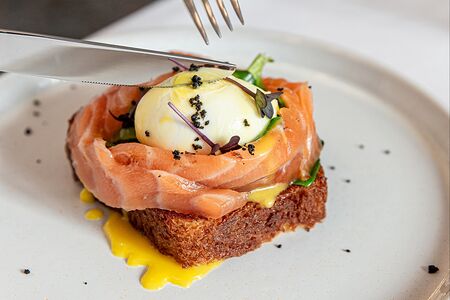 Бриошь с лососем и яйцом-пашот