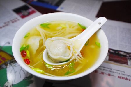 Суп с рисовой лапшой и пельмешками