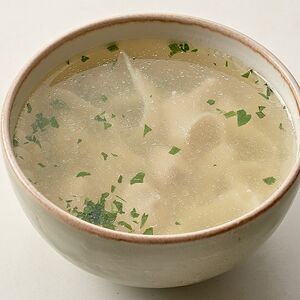 Домашний суп с лапшой, курицей и перепелиным яйцом