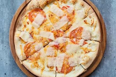 Пицца Четыре сыра с помидорами 32см