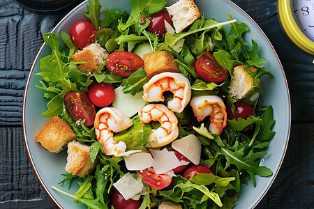 Салат Цезарь с креветками