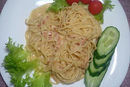 Спагетти с беконом в сырном соусе