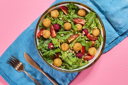 Салат с жареным сыром Бри под малиновой заправкой