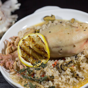 Кальмар с ризотто и морепродуктами
