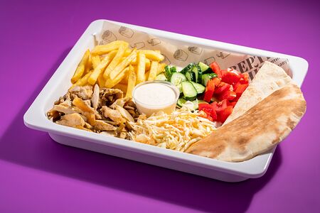 Шаверма на тарелке с картофелем фри