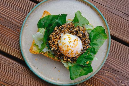 Бриошь с угрем, кремом из авокадо и яйцом пашот