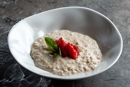 Каша овсяная со свежей клубникой