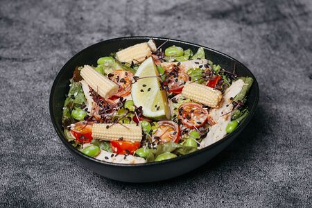 Салат с копчёным цыпленком и беби-кукурузой