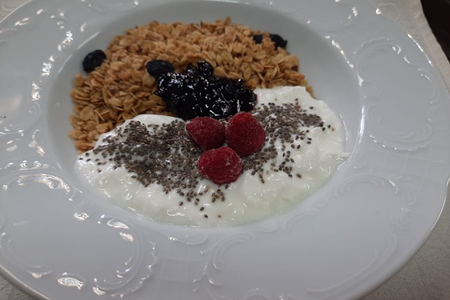 Гранола с йогуртом и смородиной