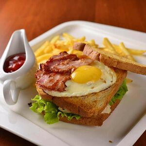 Сэндвич с беконом и яйцом