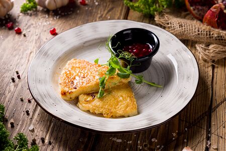 Жареный сыр сулугуни с брусничным соусом