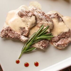 Медальоны из говядины с соусом дорблю