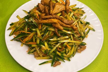 Салат из свежих огурцов со свининой №106/2