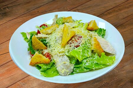 Салат Цезарь с курицей