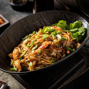 Лапша удон с креветками и овощами 