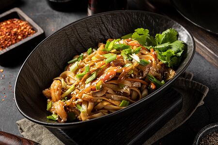 Лапша удон с овощами и креветками